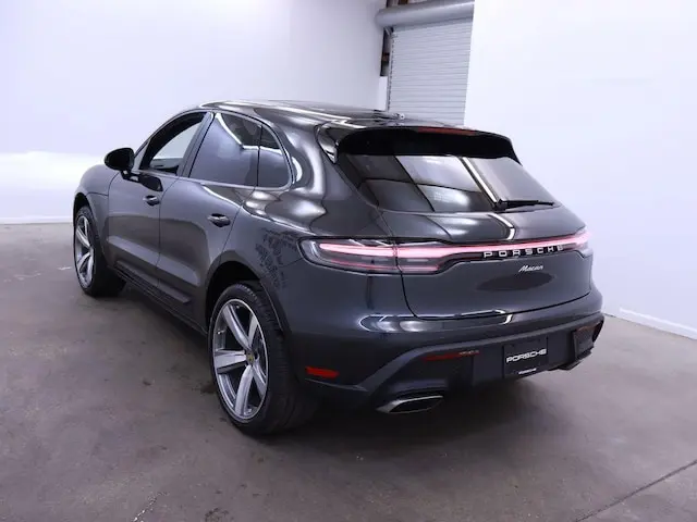 2025 Porsche Macan Base photo 3