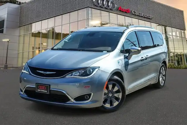 2019 Chrysler Pacifica Hybrid Limited's photo