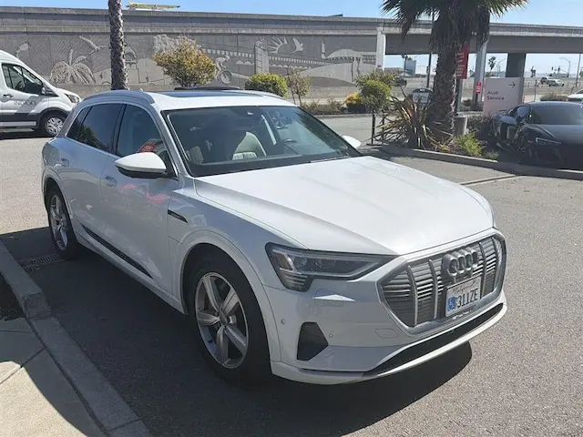2019 Audi e-tron Premium Plus photo 4