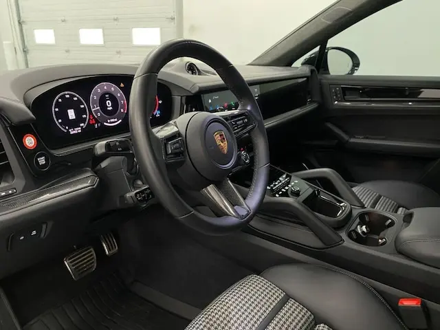 2025 Porsche Cayenne GTS photo 4