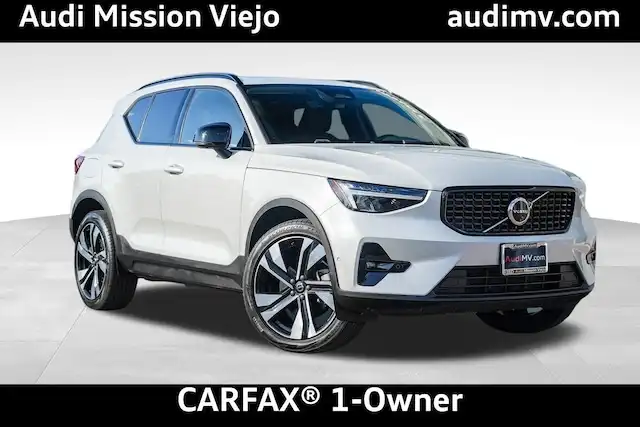 2025 Volvo XC40 B5 Plus Dark AWD's photo