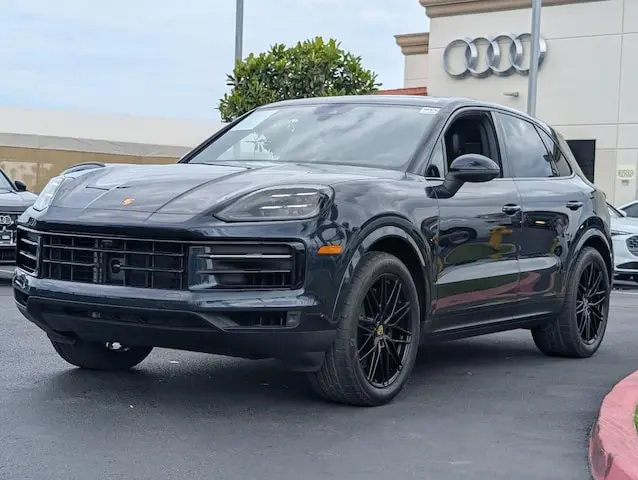 2024 Porsche Cayenne Base photo 3