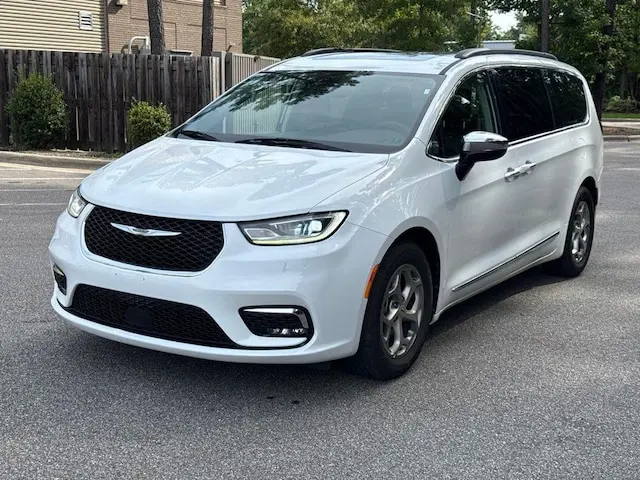 2023 Chrysler Pacifica Limited photo 3