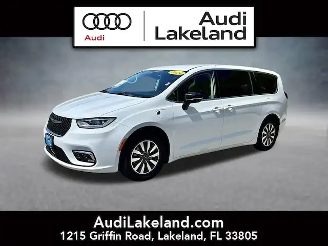 2024 Chrysler Pacifica Hybrid Select PHEV's photo