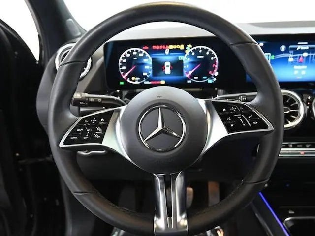 2025 Mercedes-Benz GLA GLA 250 4MATIC photo 3