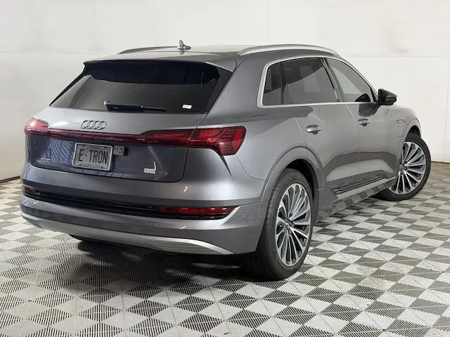 2019 Audi e-tron Prestige photo 4