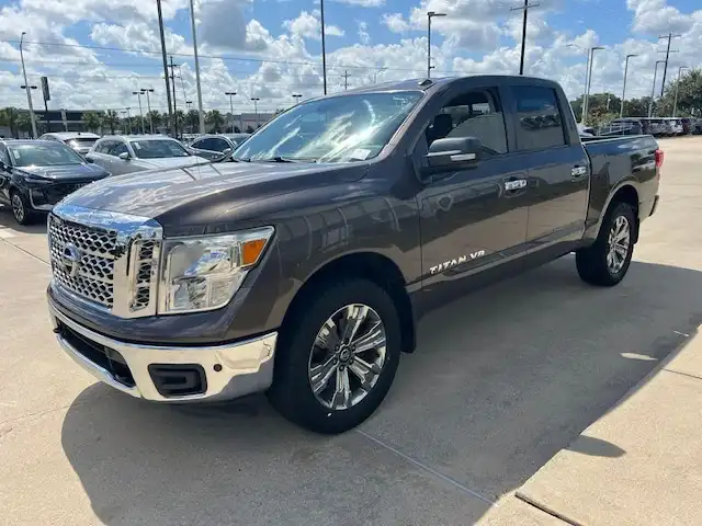 2018 Nissan Titan SV 4WD Crew Cab's photo