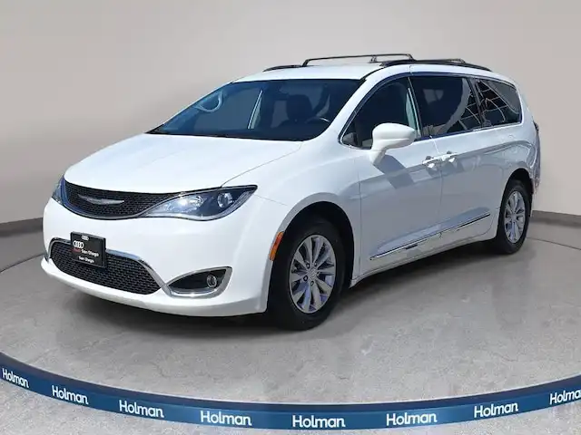 2017 Chrysler Pacifica Touring L's photo