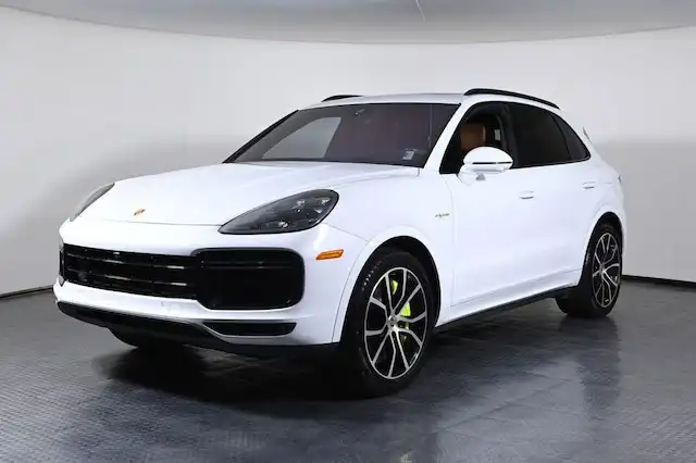 2023 Porsche Cayenne Turbo S E-Hybrid's photo