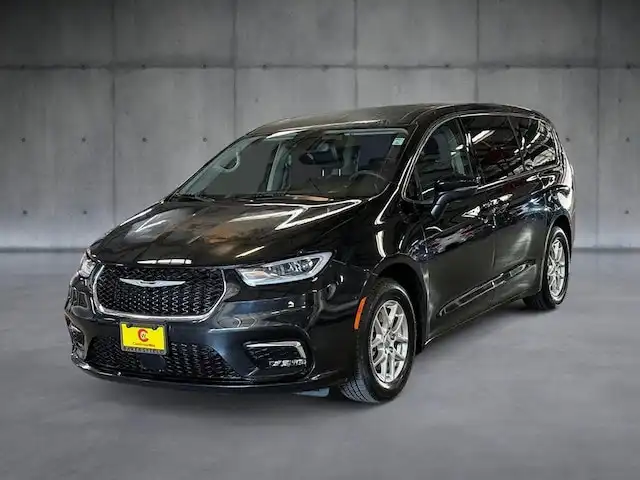 2023 Chrysler Pacifica Touring L's photo