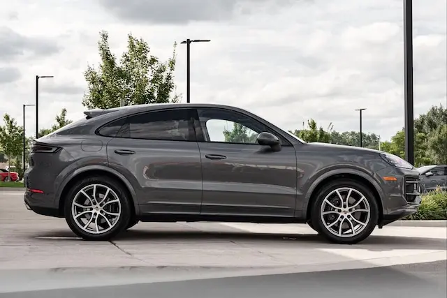 2025 Porsche Cayenne Base photo 3