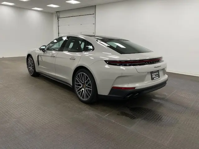 2025 Porsche Panamera 4 photo 3