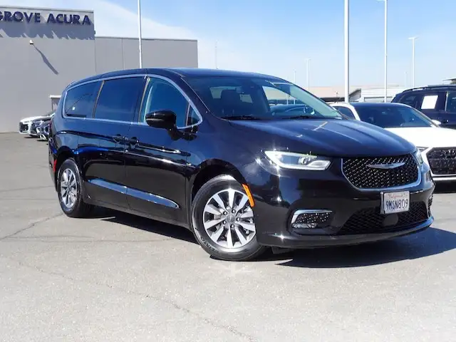 2024 Chrysler Pacifica Hybrid PHEV Select's photo