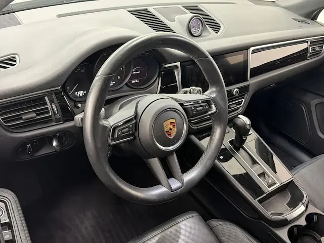 2024 Porsche Macan Base photo 4