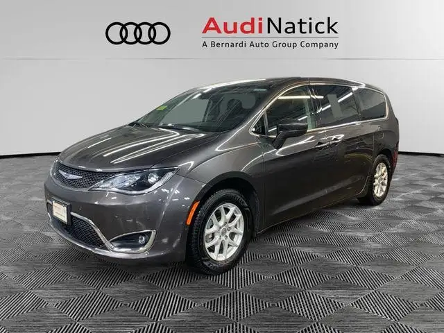 2020 Chrysler Pacifica Touring photo 1