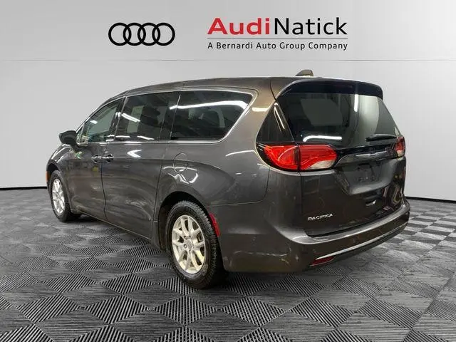 2020 Chrysler Pacifica Touring photo 3