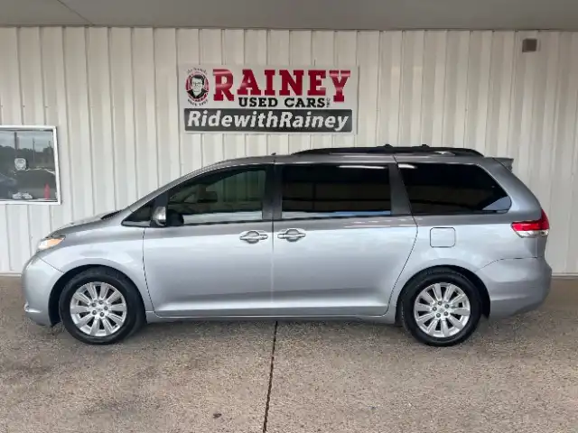 2013 Toyota Sienna Limited V6 7-Passenger's photo