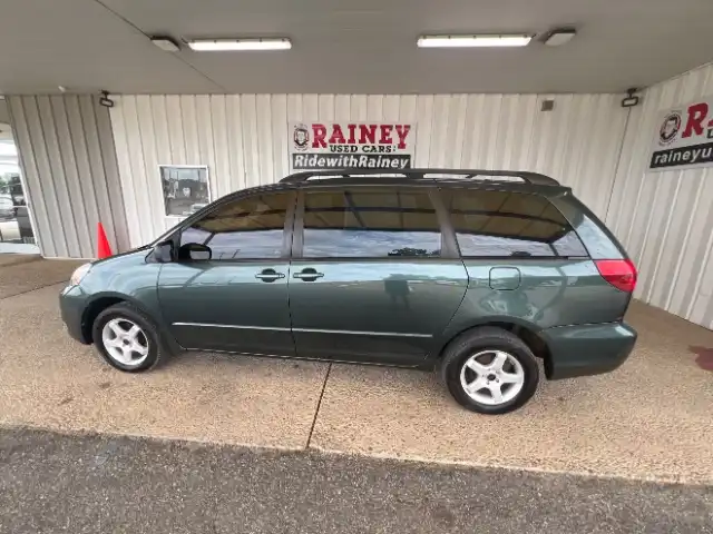 2004 Toyota Sienna LE 7-Passenger's photo