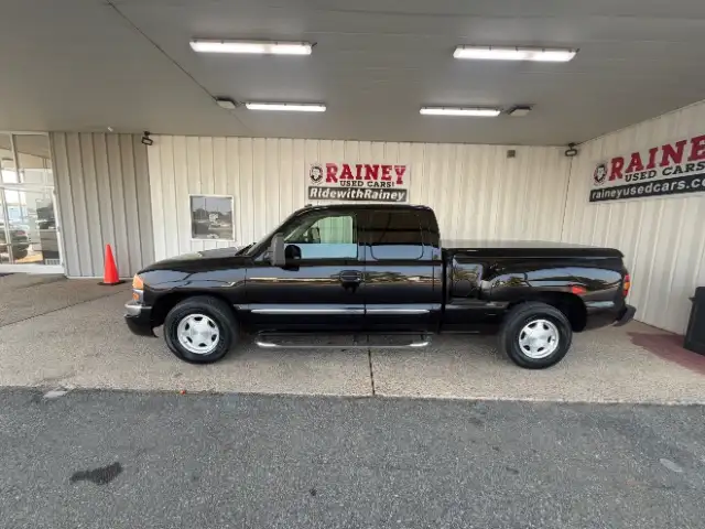 2004 GMC Sierra 2WD Extended Cab 6 1/2-ft SLE's photo