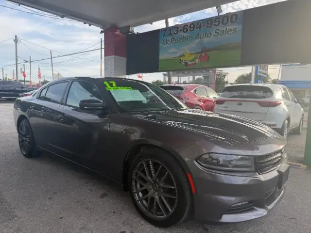 2017 Dodge Charger SXT photo 1