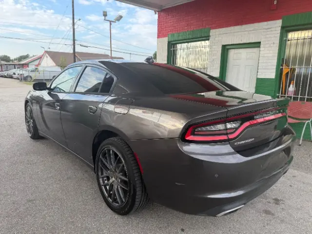 2017 Dodge Charger SXT photo 5