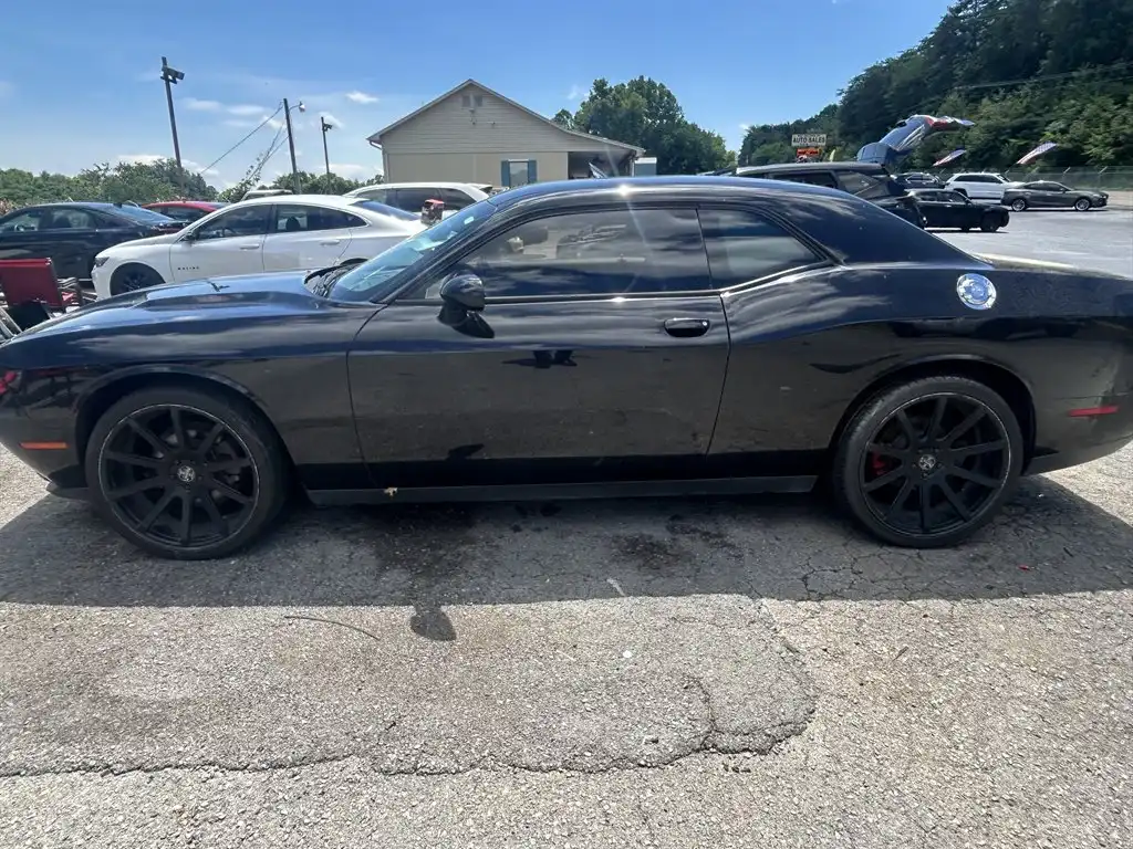 2017 Dodge Challenger SXT's photo