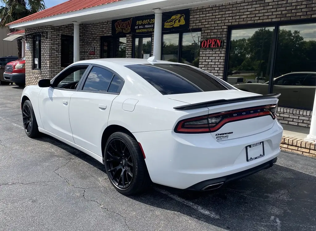 2016 Dodge Charger SXT photo 5