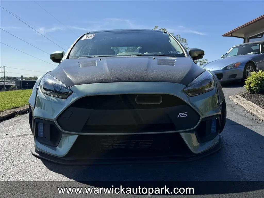 2017 Ford Focus RS Hatchback 5-Door photo 3