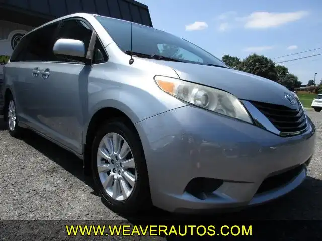 2014 Toyota Sienna LE V6 AWD 7-Passenger's photo