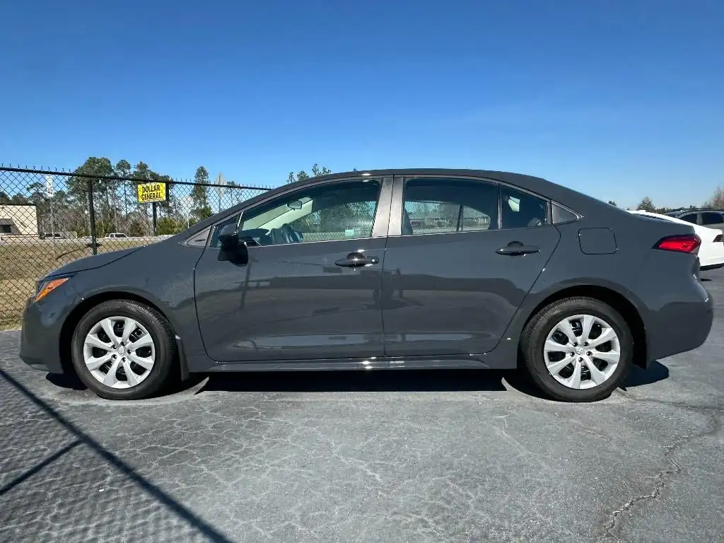 2025 Toyota Corolla LE CVT's photo