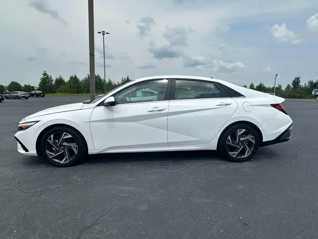 2024 Hyundai Elantra 2.0 Limited IVT's photo