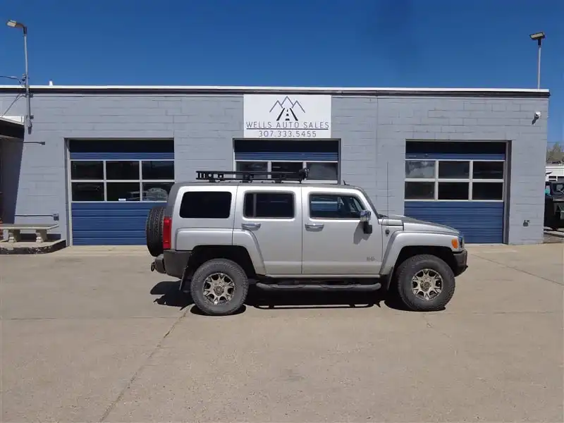 2010 Hummer H3 Luxury Edition's photo