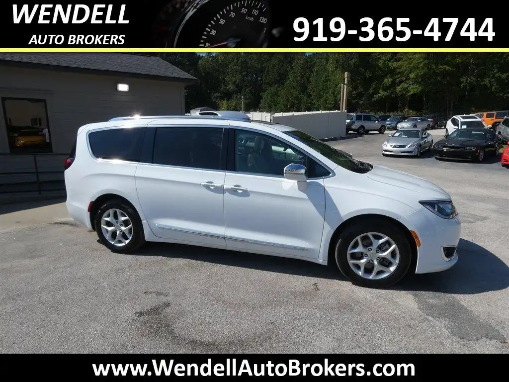 2020 Chrysler Pacifica Limited's photo