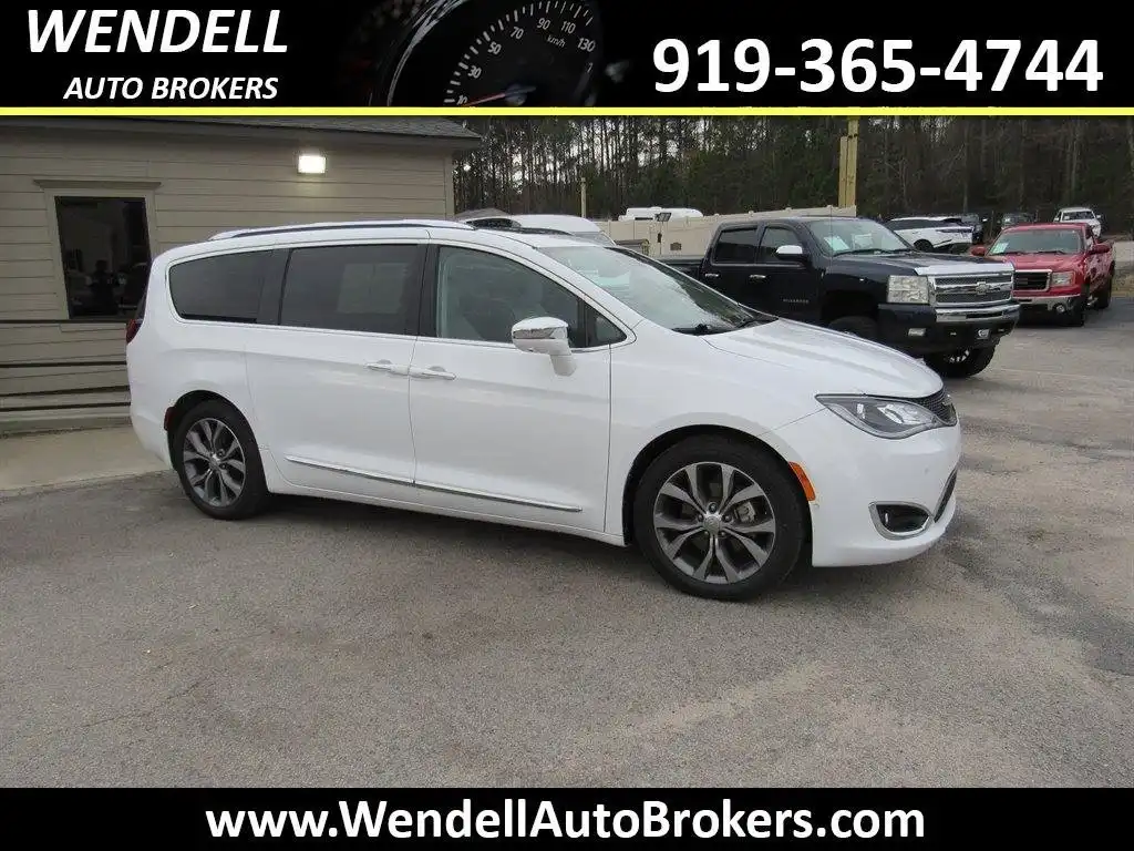 2017 Chrysler Pacifica Limited's photo