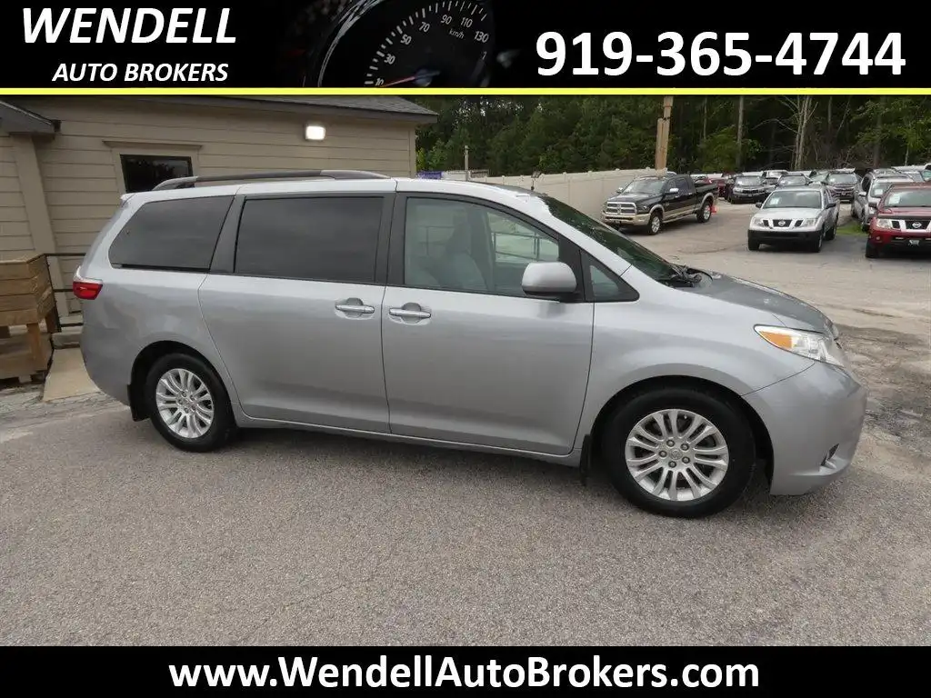 2015 Toyota Sienna XLE Premium V6 8-Passenger's photo