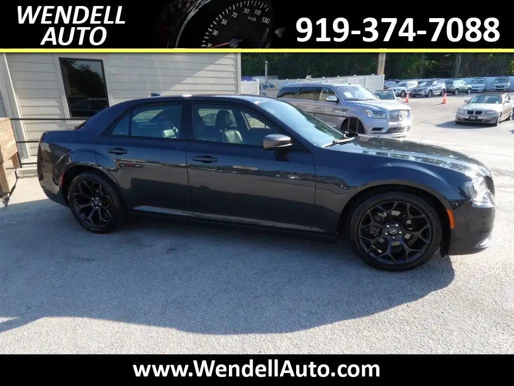 2019 Chrysler 300 S's photo