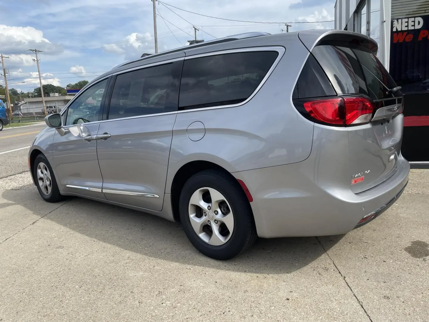 2017 Chrysler Pacifica Touring L Plus photo 3