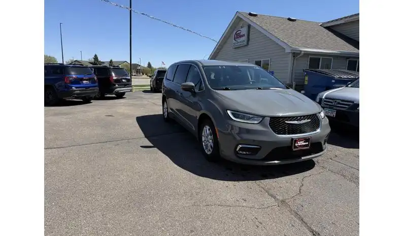 2023 Chrysler Pacifica Touring L's photo