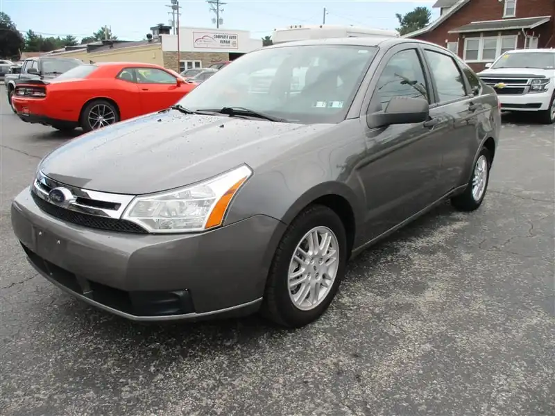 2010 Ford Focus SE's photo