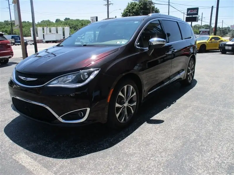 2017 Chrysler Pacifica Limited's photo