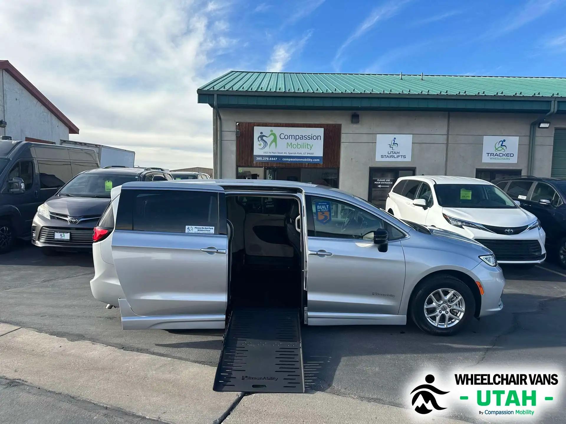 2024 Chrysler Pacifica Touring L's photo