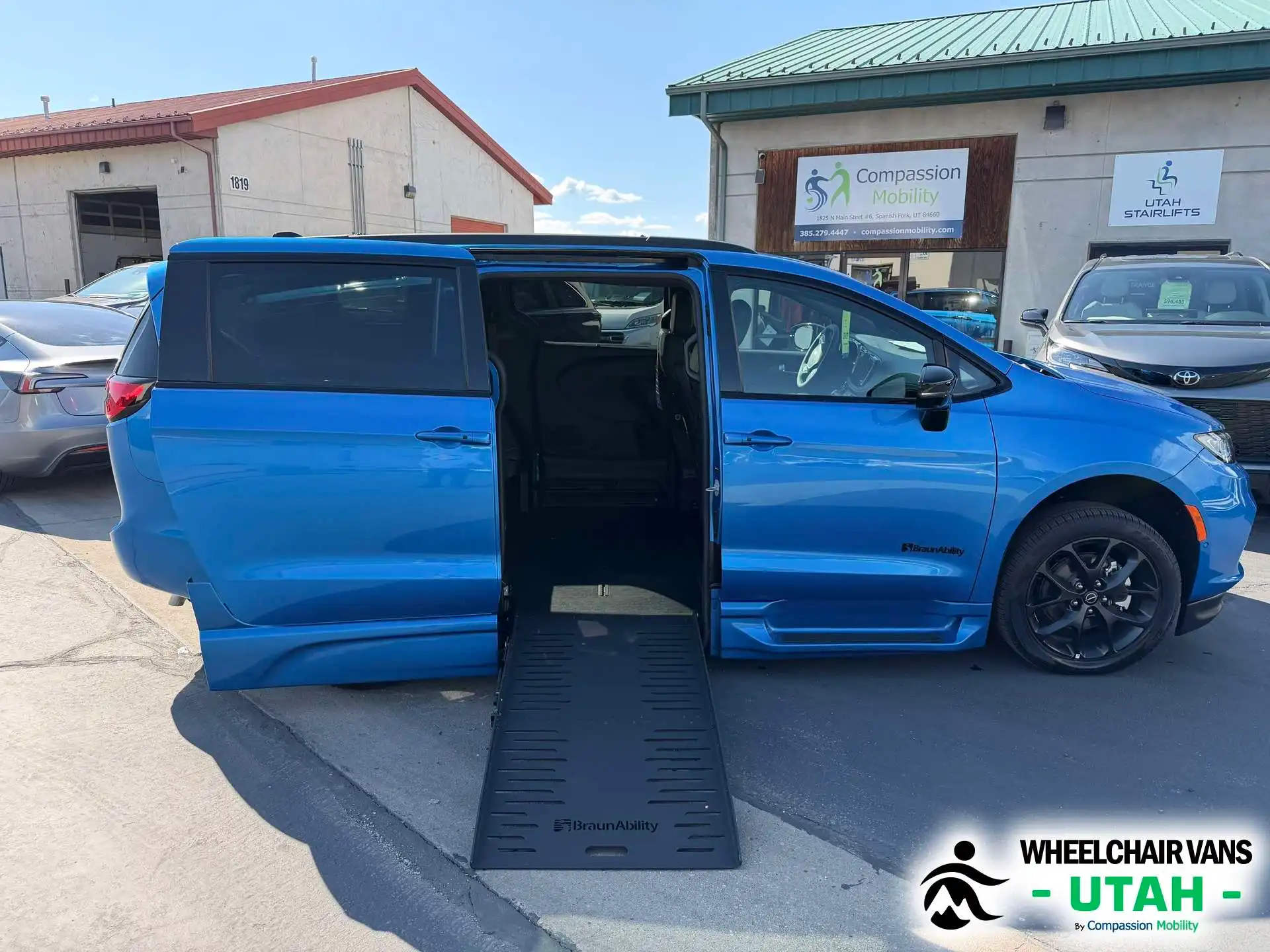 2026 Chrysler Pacifica Select's photo