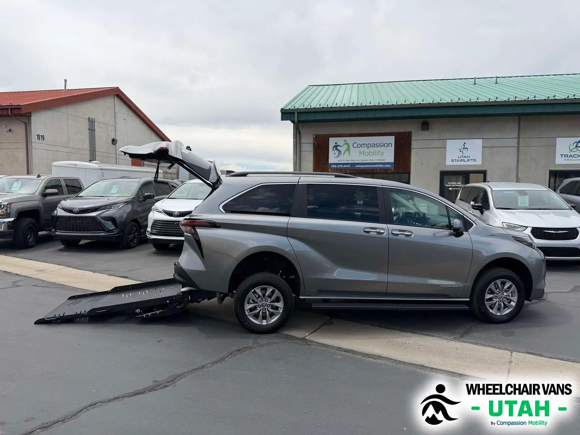 2026 Toyota Sienna XLE 7-Passenger Hybrid FWD's photo