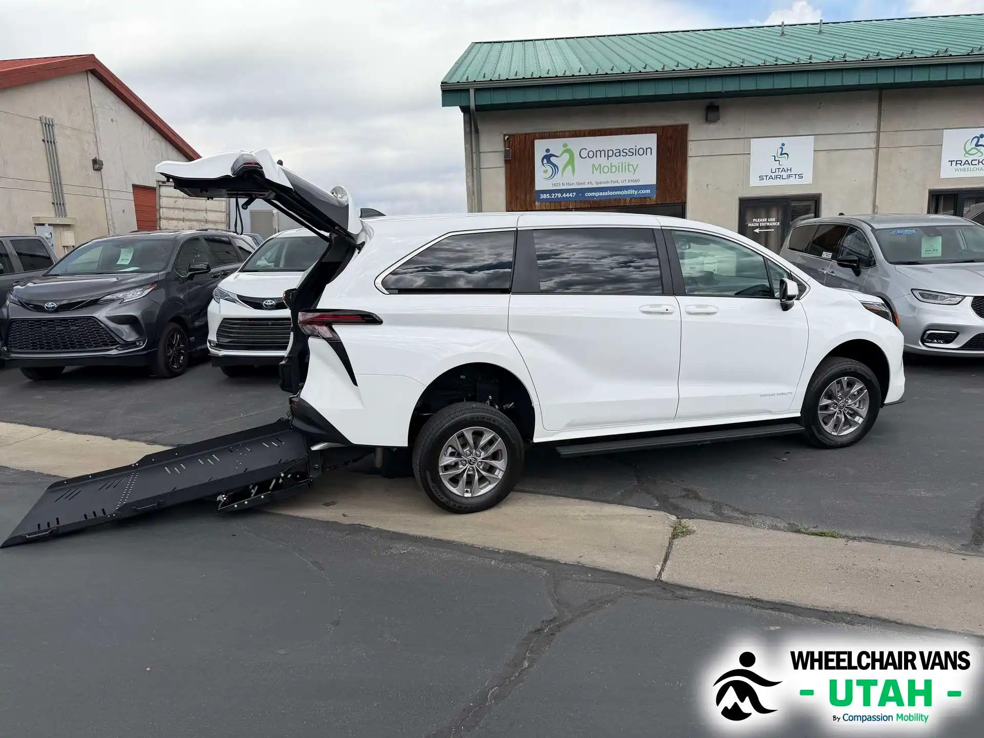 2026 Toyota Sienna LE 8-Passenger Hybrid FWD's photo