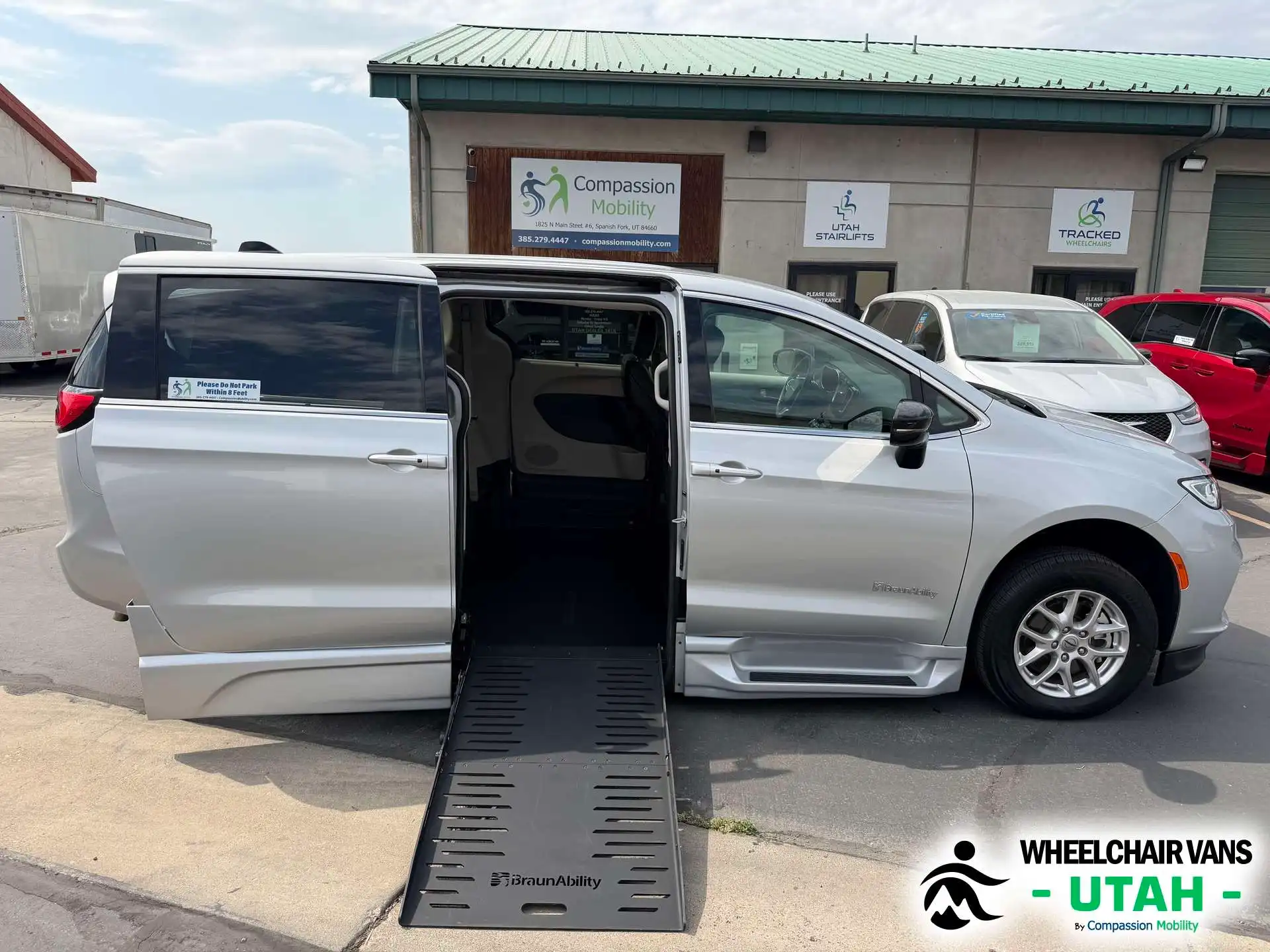 2024 Chrysler Pacifica Touring L's photo