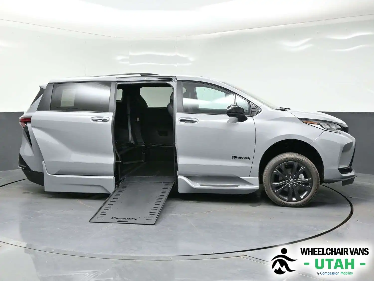 2026 Toyota Sienna XSE 7-Passenger Hybrid FWD's photo