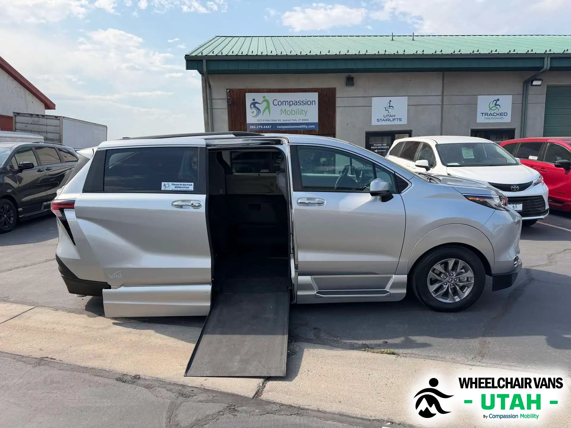2022 Toyota Sienna XLE 8-Passenger Hybrid FWD's photo