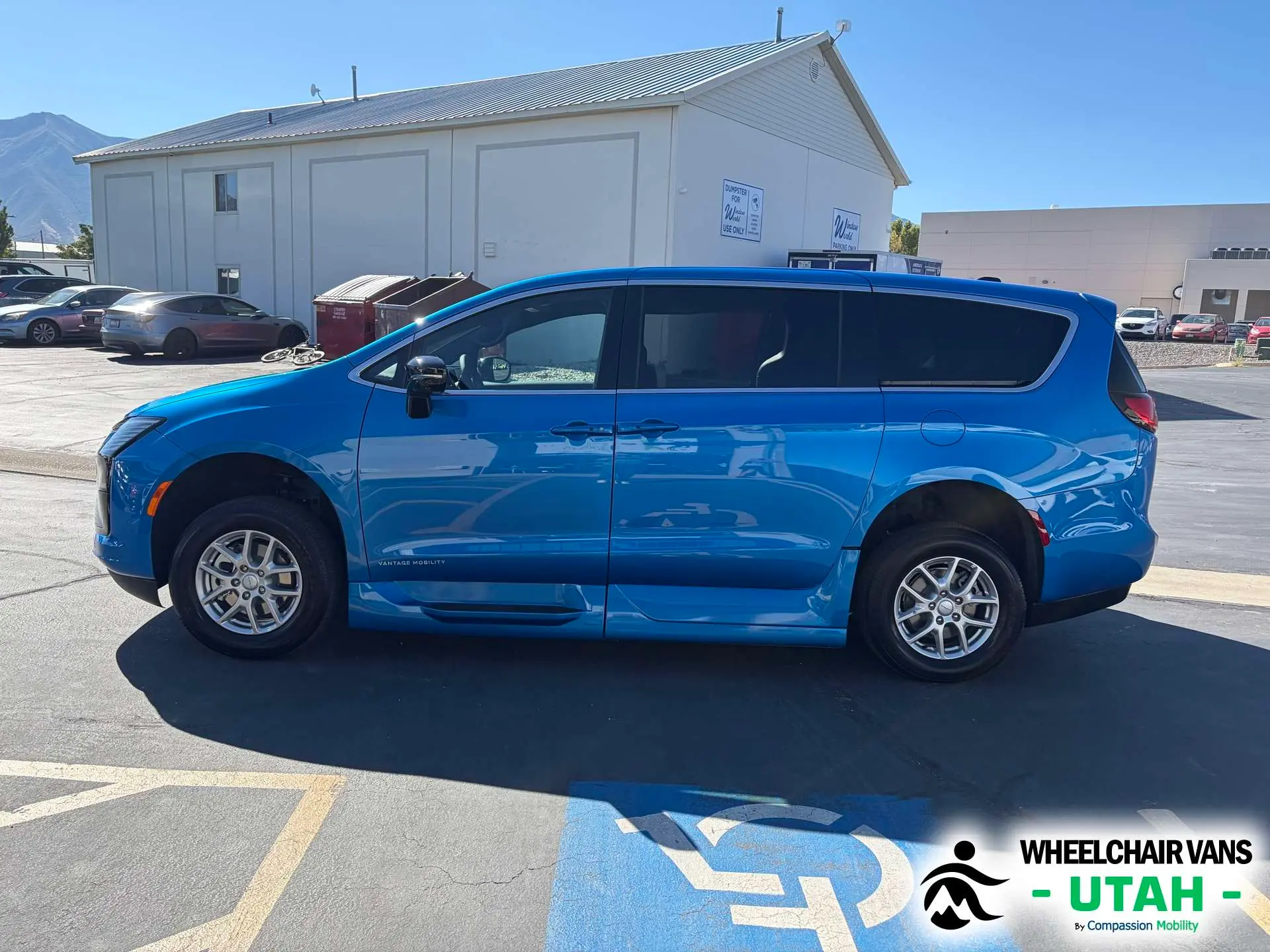 2027 Chrysler Pacifica Select photo 5