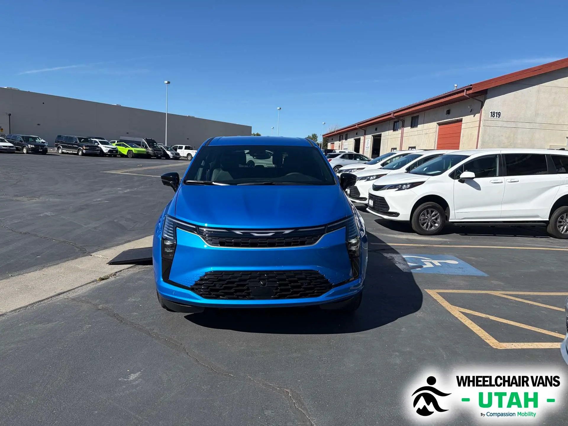 2027 Chrysler Pacifica Select photo 3