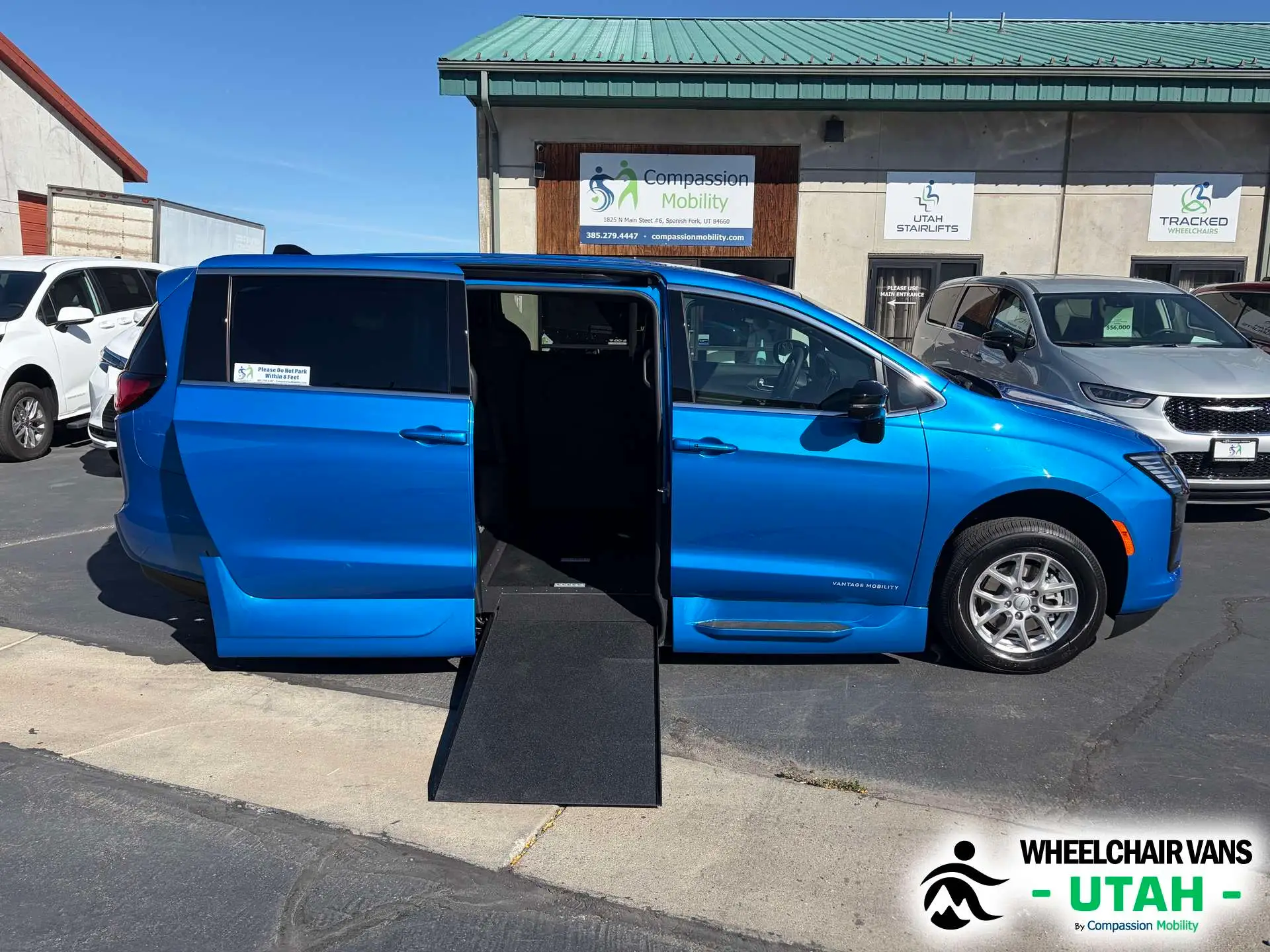 2027 Chrysler Pacifica Select photo 1